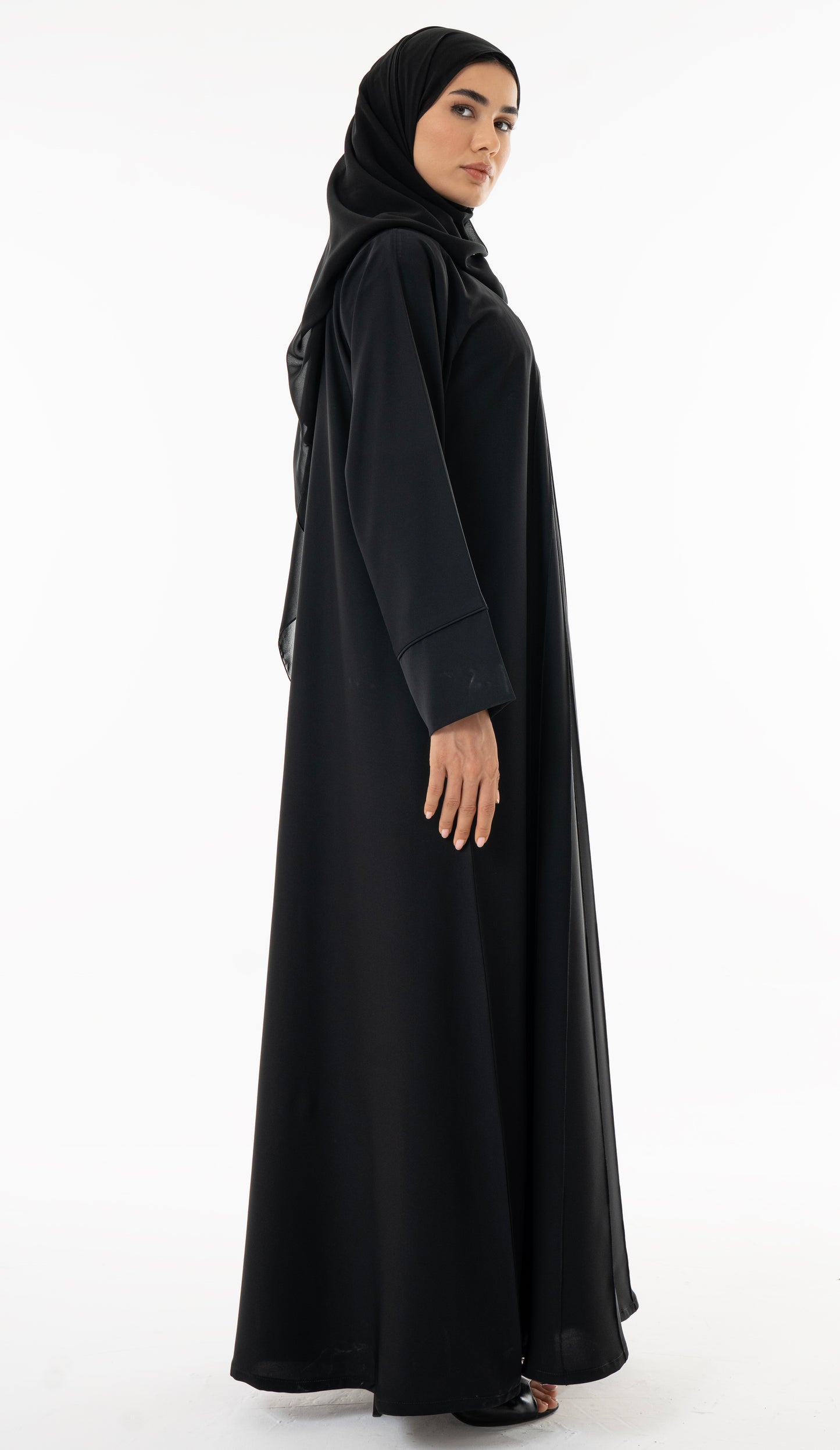 Elegant Pin-tuck Detailing On The Front Panel Of The Abaya