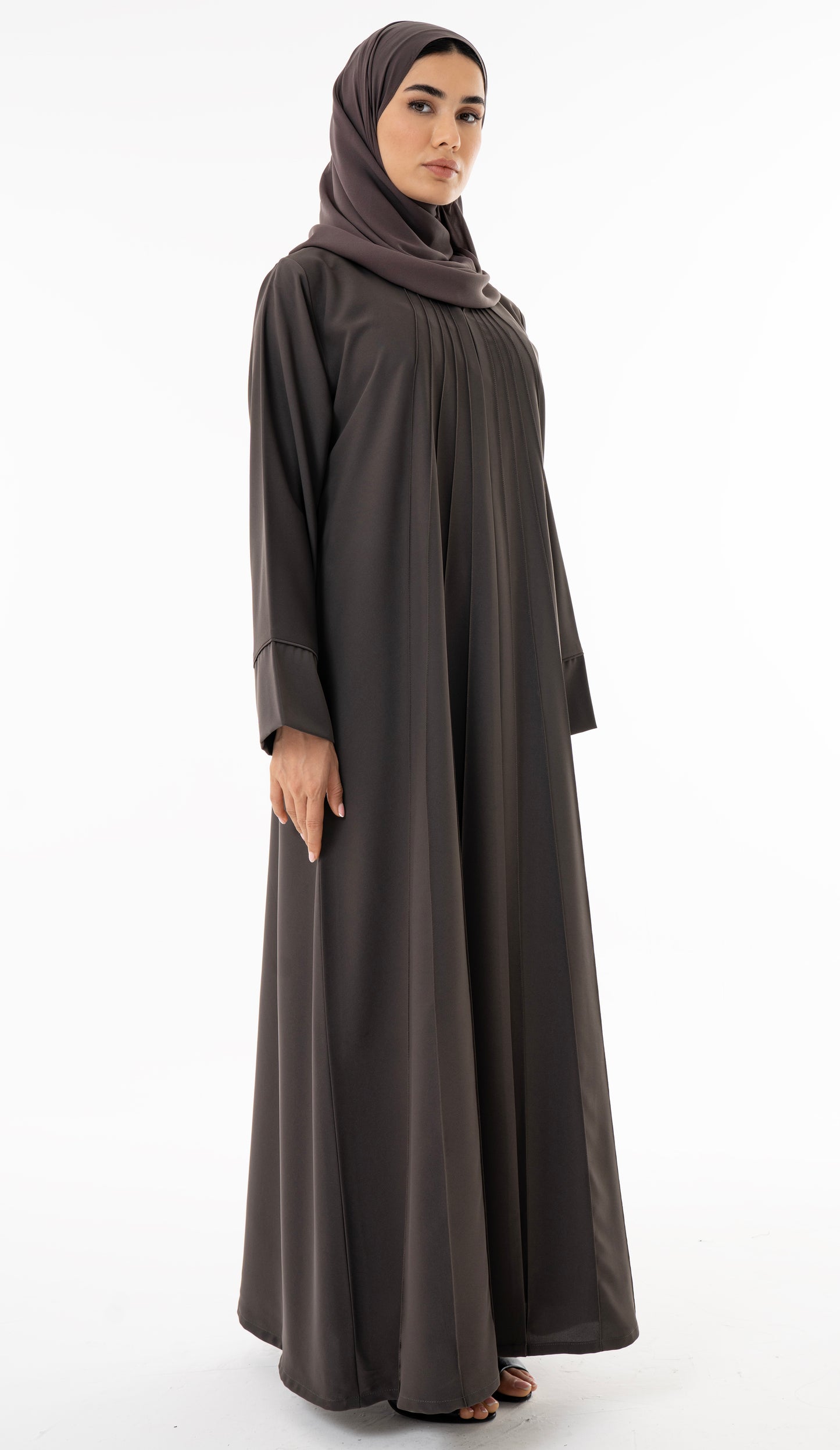 Elegant Pin-tuck Detailing On The Front Panel Of The Abaya